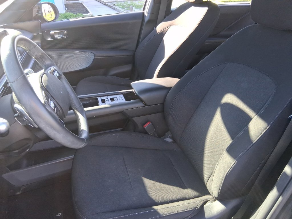 Used 2023 Green Hyundai SE image 9