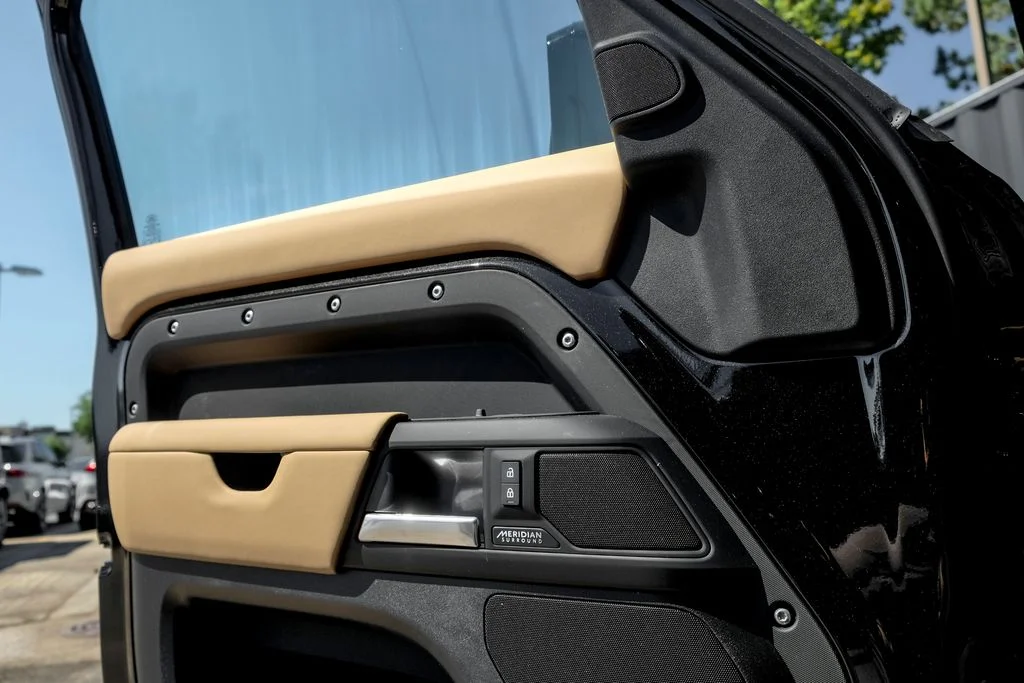 New 2026 Santorini Black Land Rover X-Dynamic SE image 11
