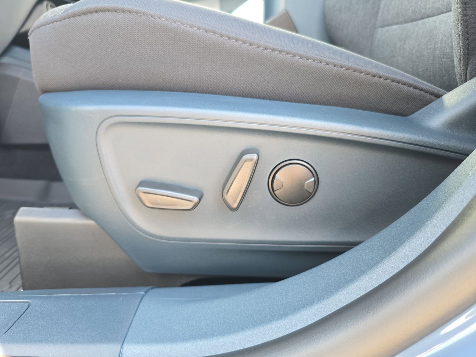 New 2025 Azure Gray Metallic Tri-Coat Ford XLT image 15