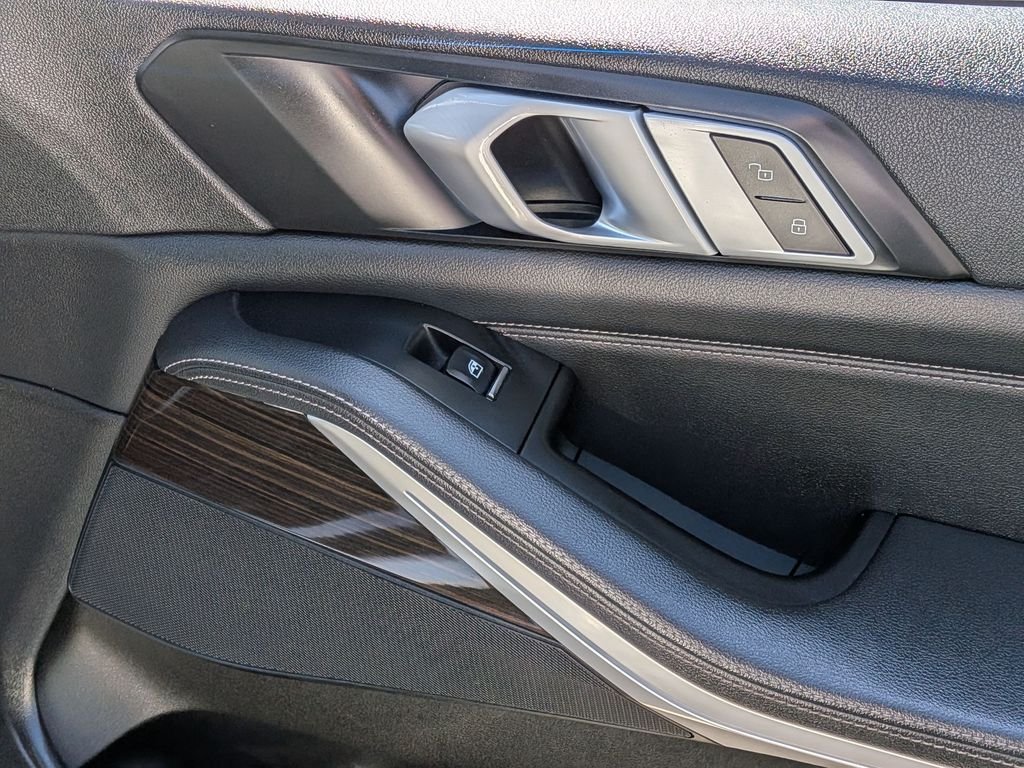 Used 2019 White BMW xDrive40i image 18