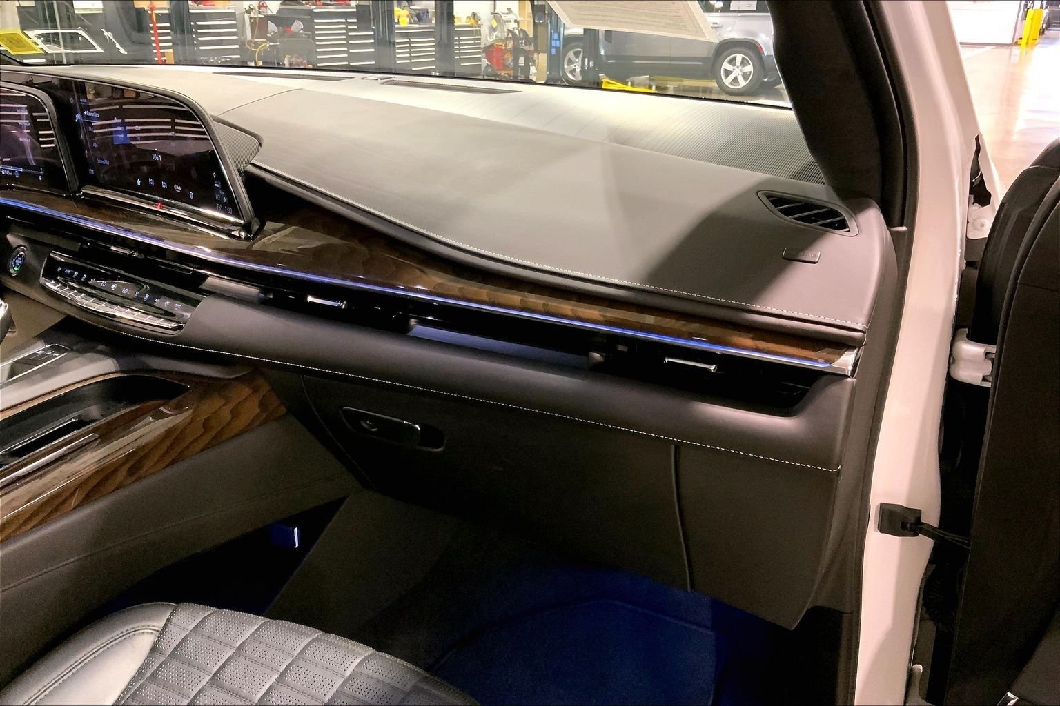 Used 2024 Crystal White Cadillac Sport Platinum image 18