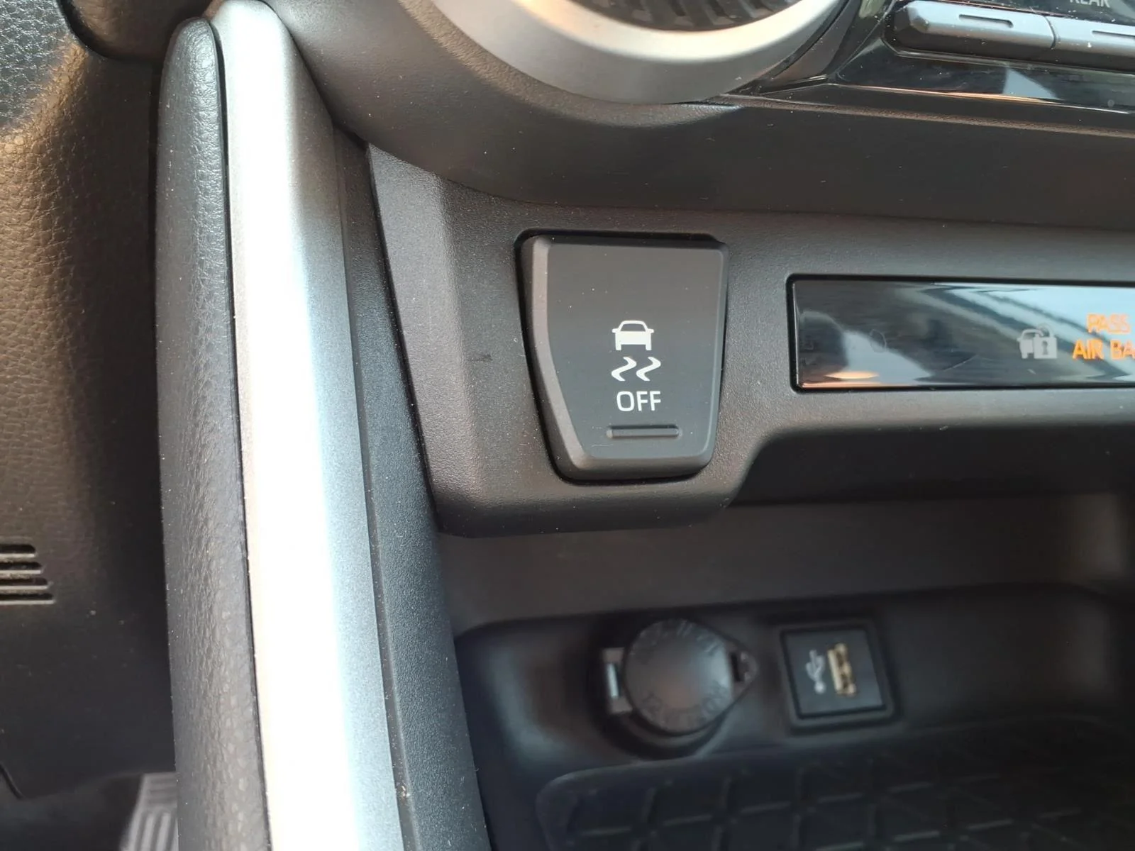 Used 2023 Silver Sky Metallic Toyota XLE Premium image 8