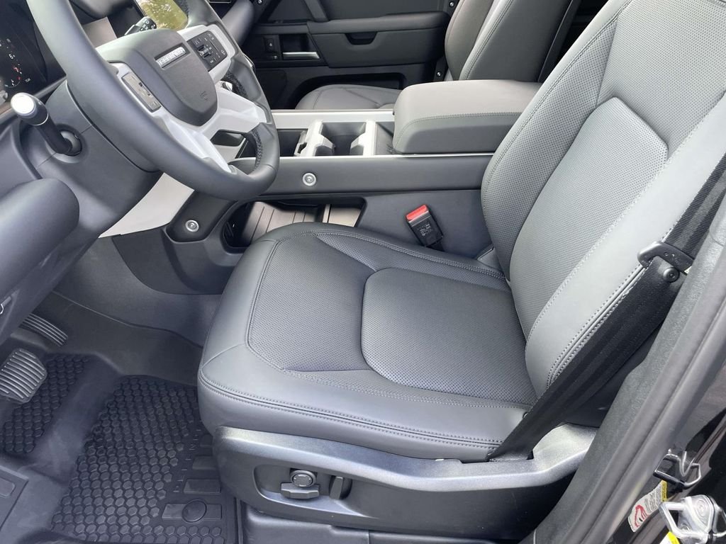 New 2026 Santorini Black Land Rover X-Dynamic SE image 13