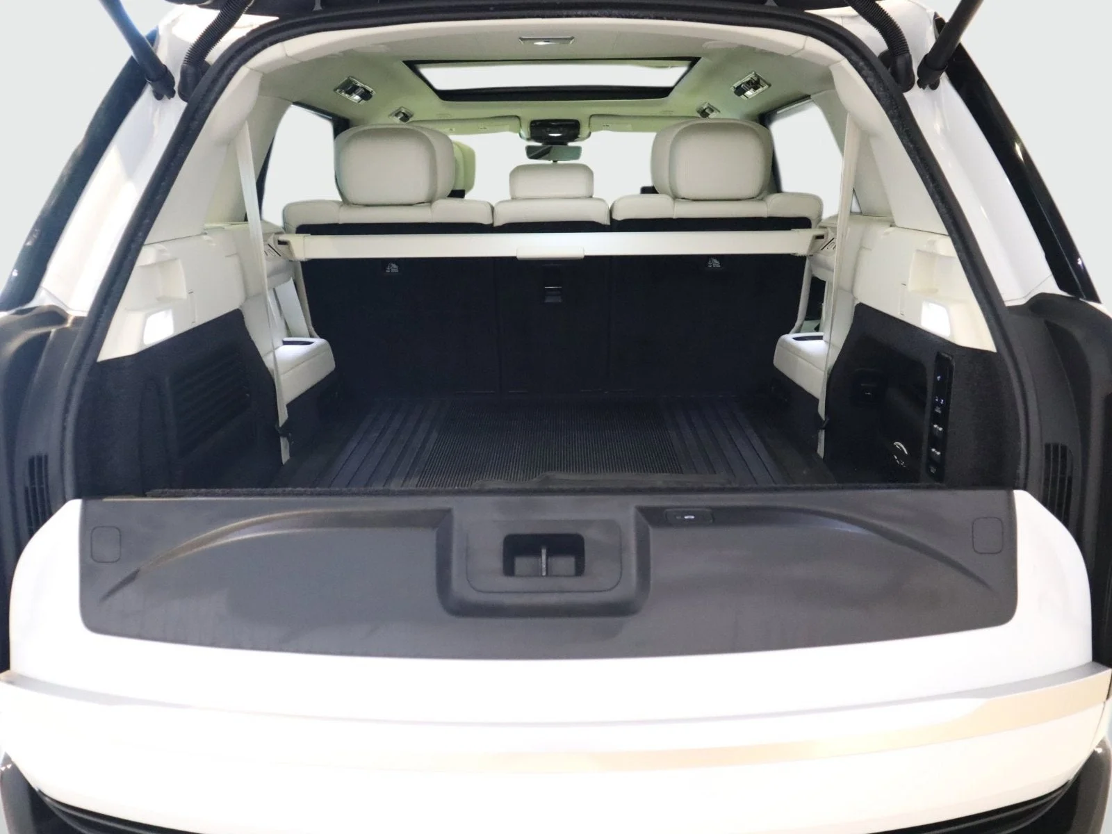 Used 2024 White Land Rover Autobiography image 10