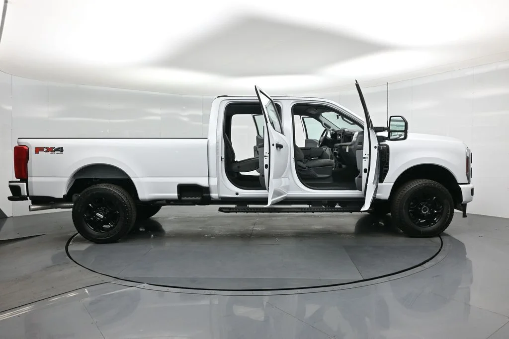 New 2026 Oxford White Ford XL image 4