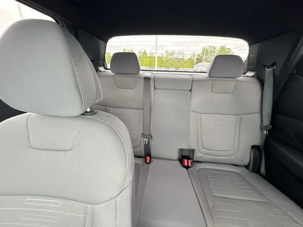 Used 2024 White Hyundai SE image 13