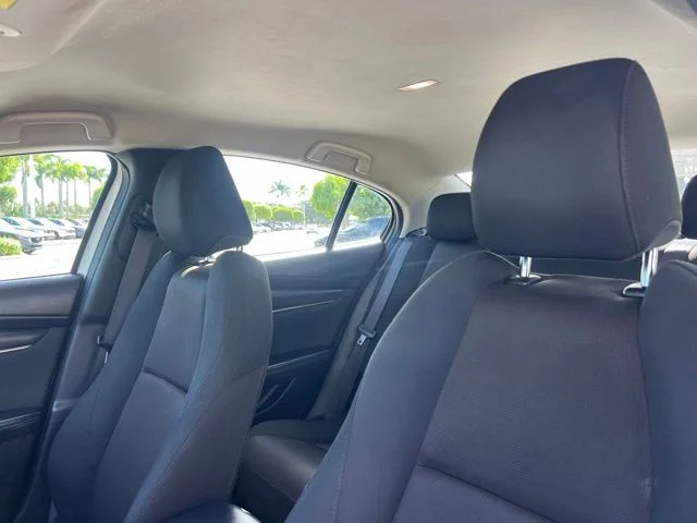 Used 2020 White Mazda  image 25