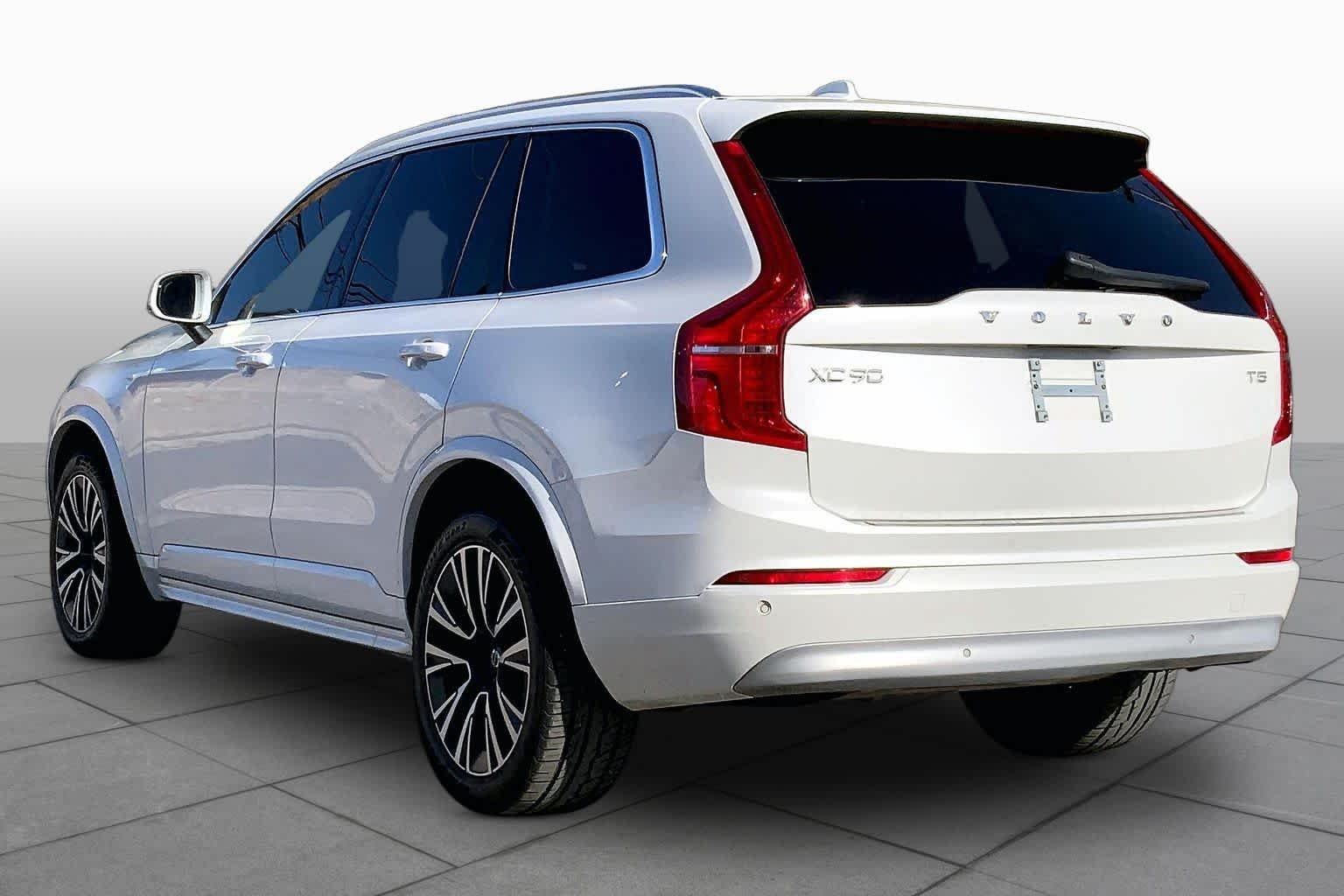 Used 2022 Crystal White Metallic Volvo Momentum image 10