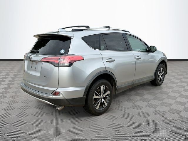 Used 2016 Silver Toyota XLE image 7