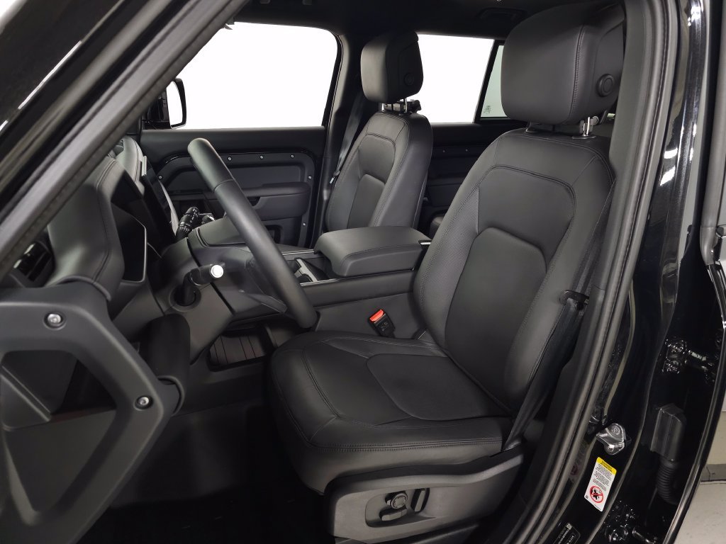 Certified Used 2025 Black Land Rover X-Dynamic SE image 17
