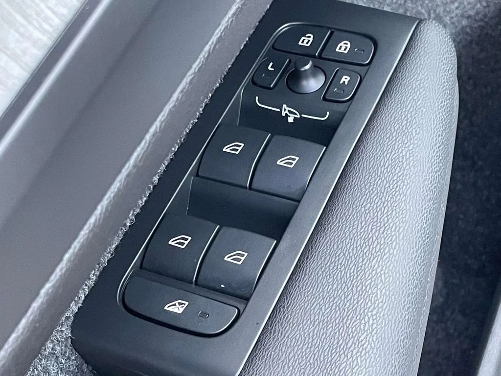 2025 Volvo XC40 Core - Photo 6