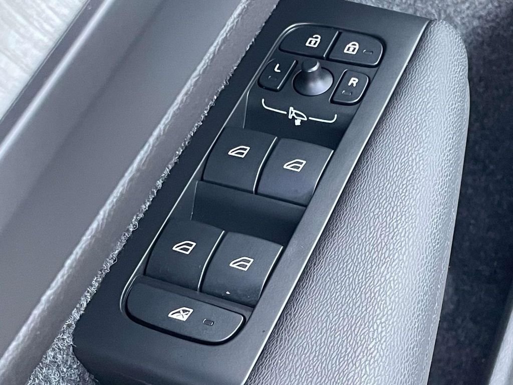 Used 2025 Vapour Grey Metallic Volvo Core Bright Theme image 6