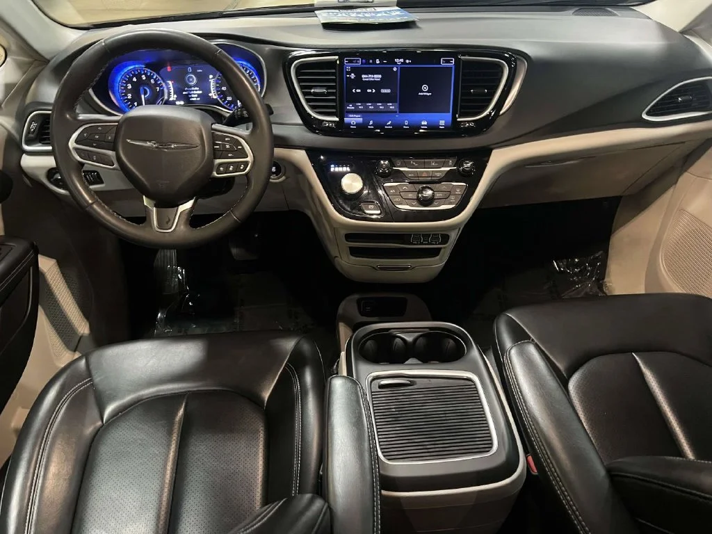 Used 2023 Black Chrysler Touring L image 3
