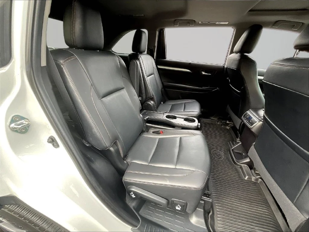 Used 2019 Blizzard Pearl Toyota XLE image 28