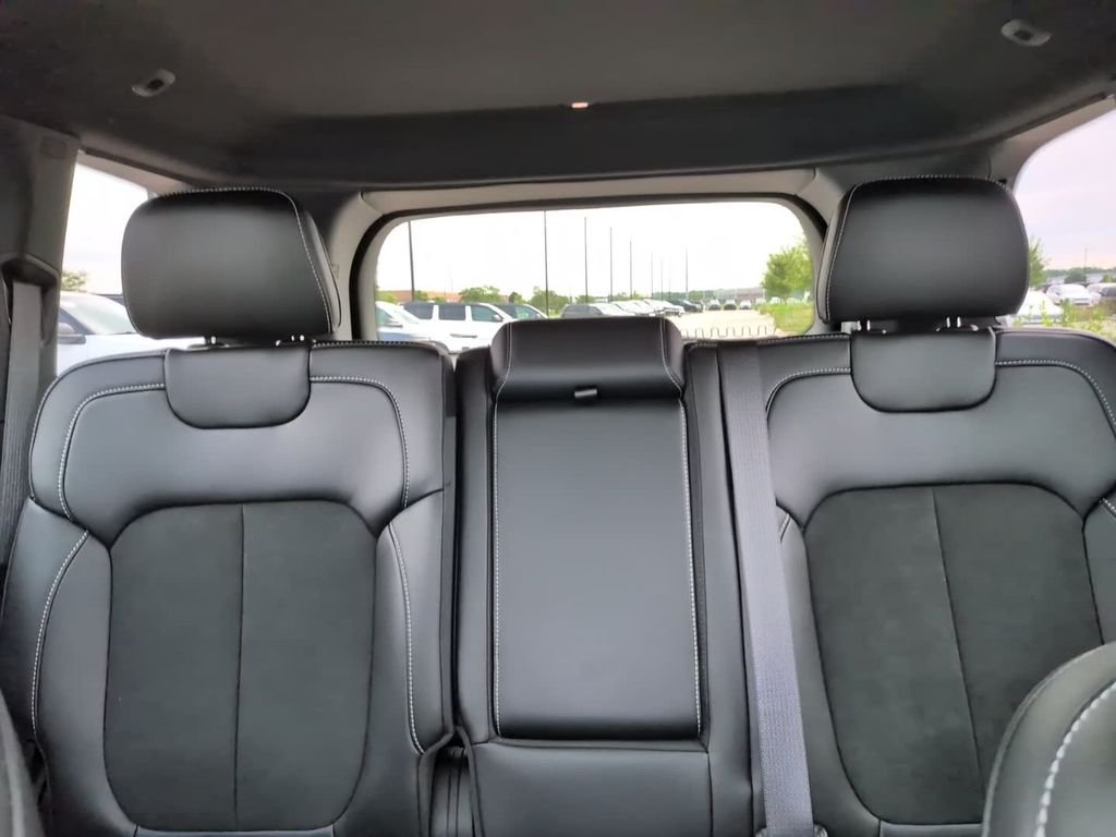 New 2026 Diamond Black Crystal Pearl-Coat Exterior Paint Jeep Altitude image 24
