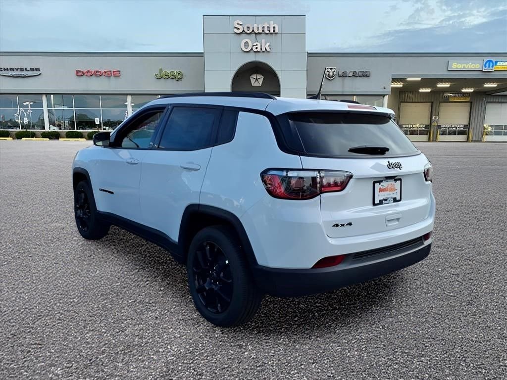 New 2026 Bright White Clearcoat Jeep Latitude image 4