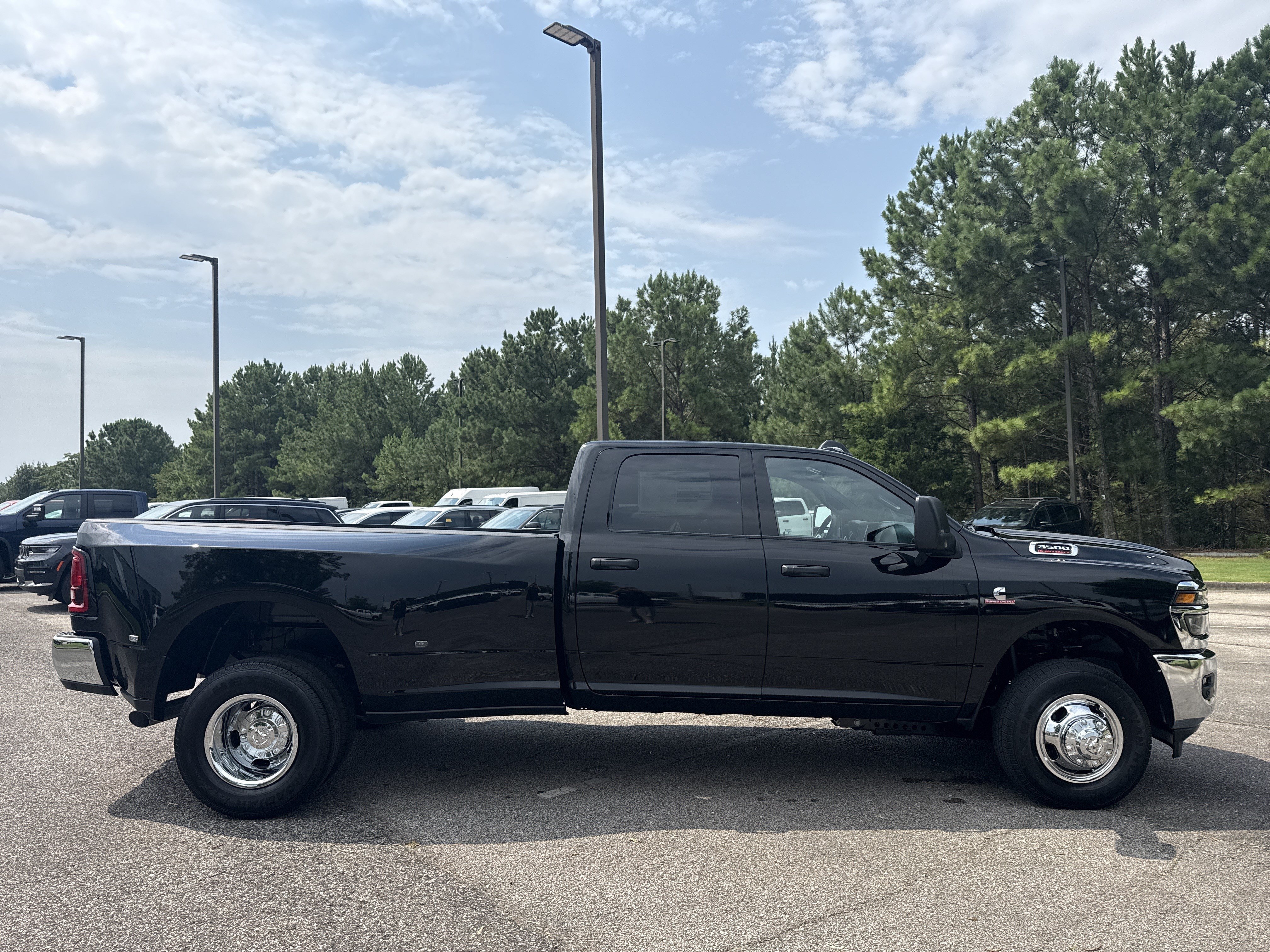New 2026 Diamond Black Crystal Pearl-Coat Exterior Paint RAM Tradesman image 8