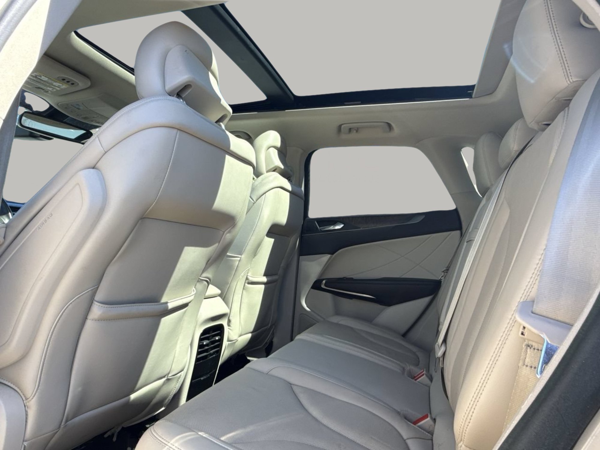Used 2018 Ivory Pearl Lincoln Reserve image 17