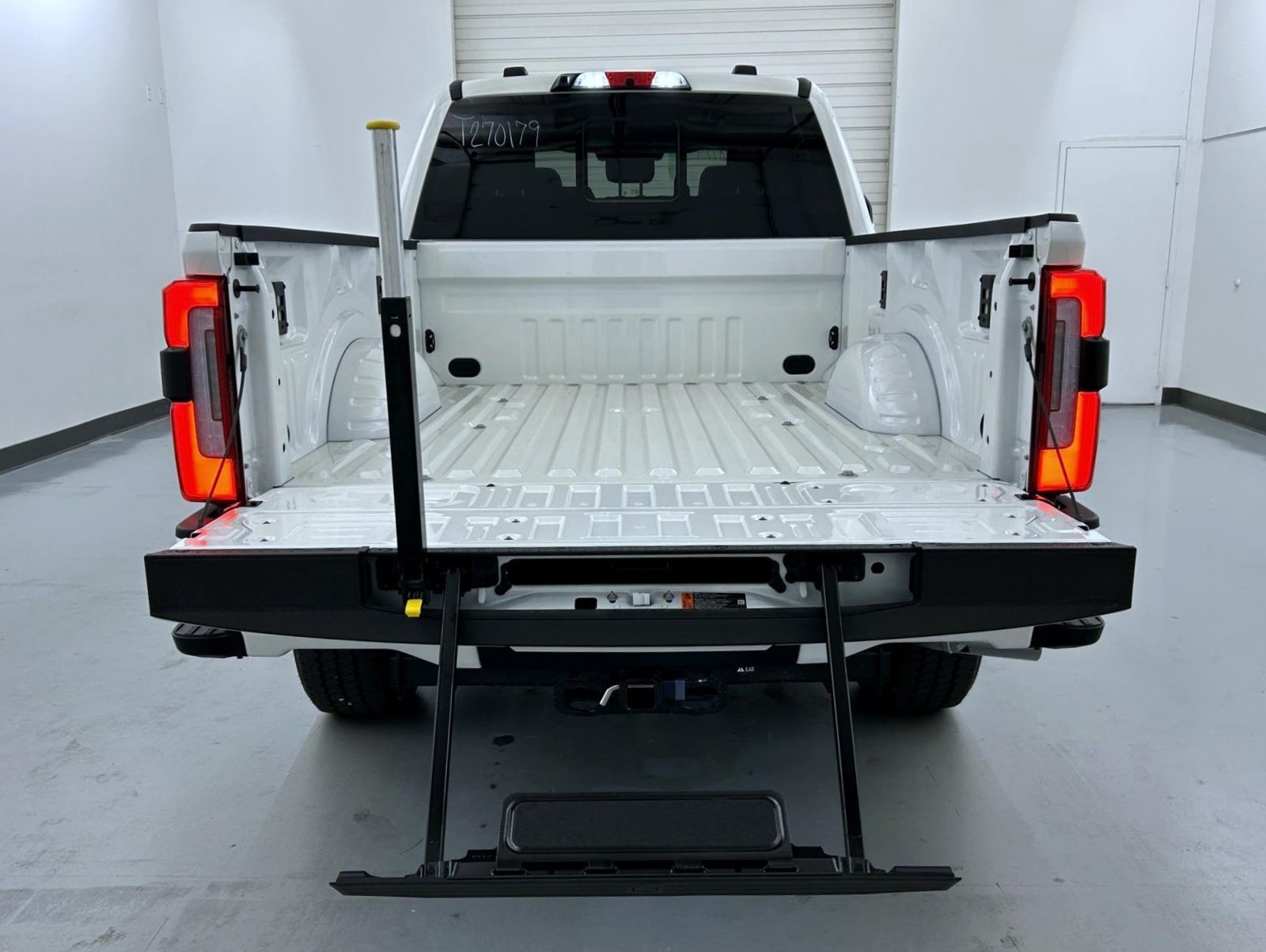 New 2027 Star White Metallic Tri-Coat Ford Platinum image 23