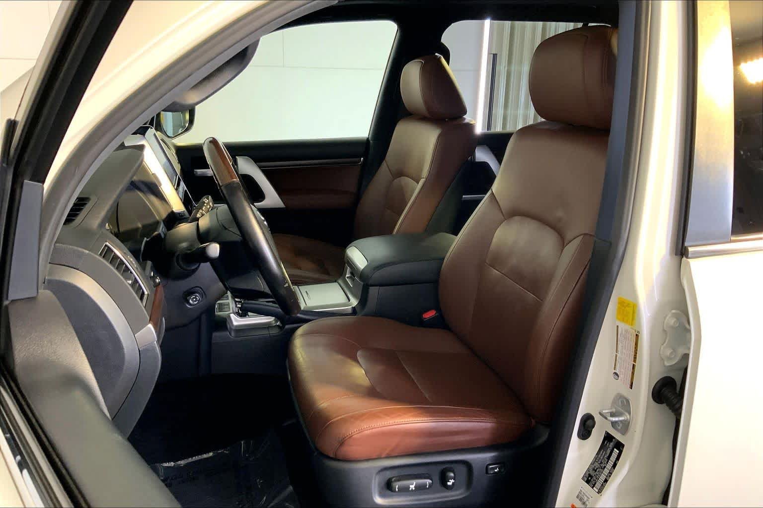 Used 2019 Blizzard Pearl Toyota  image 9
