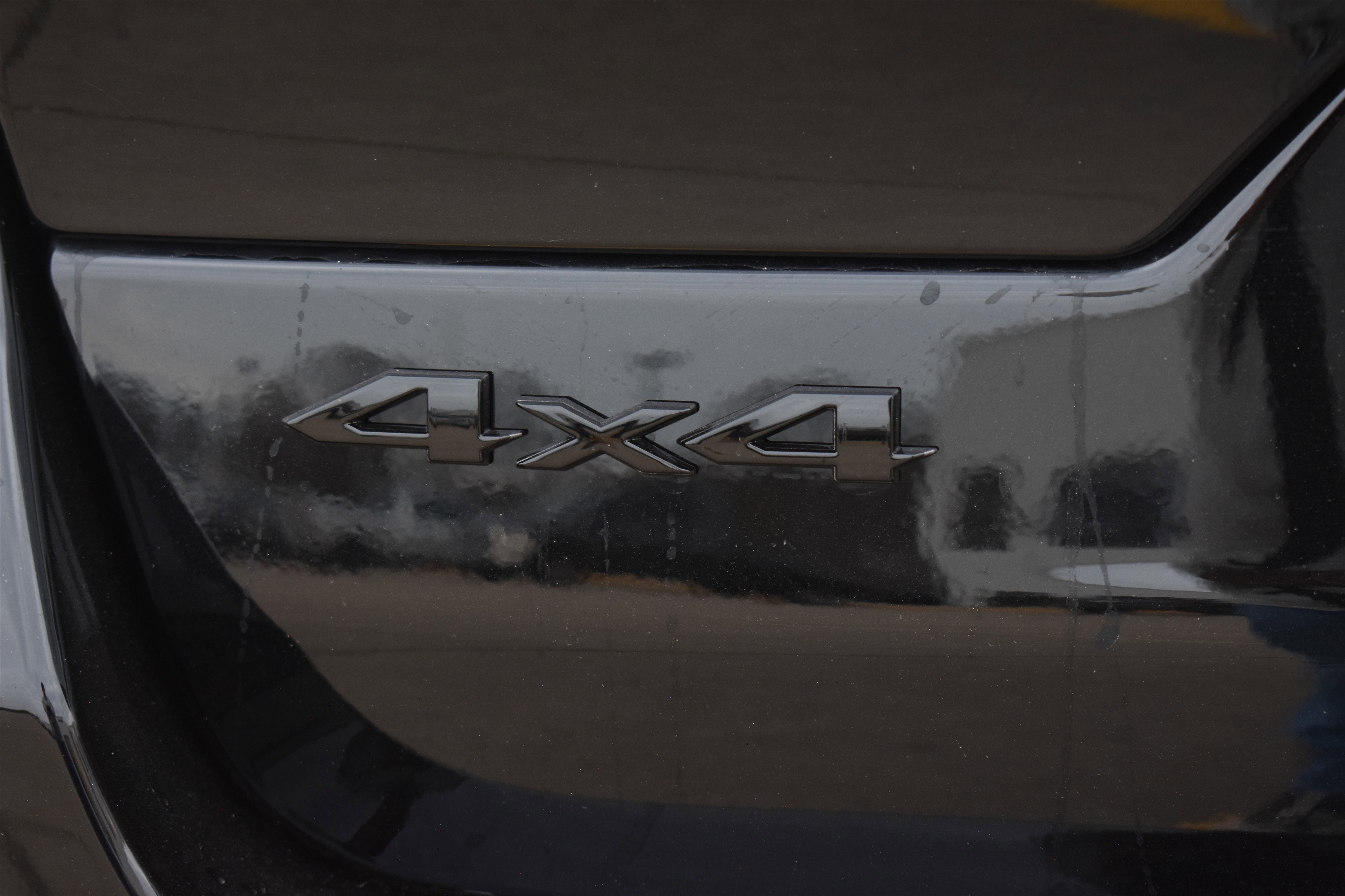 New 2026 Diamond Black Crystal Pearl-Coat Exterior Paint Jeep Limited image 7