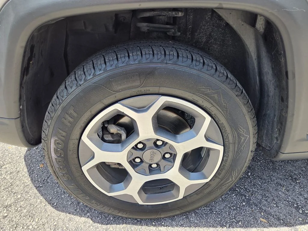 Used 2022 Silver Jeep Trailhawk image 22