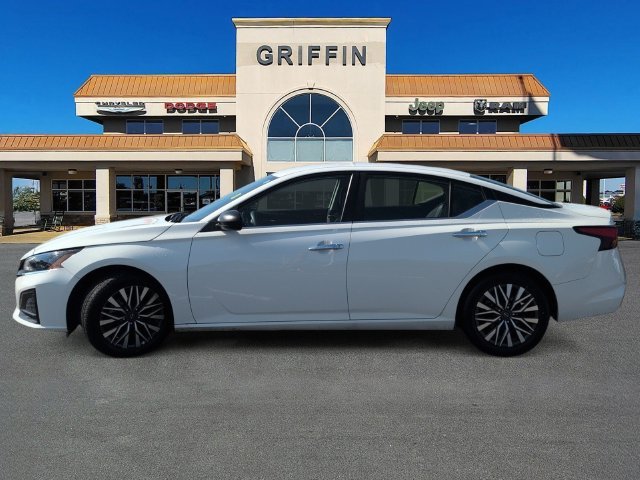 Used 2025 White Nissan 2.5 SV image 10
