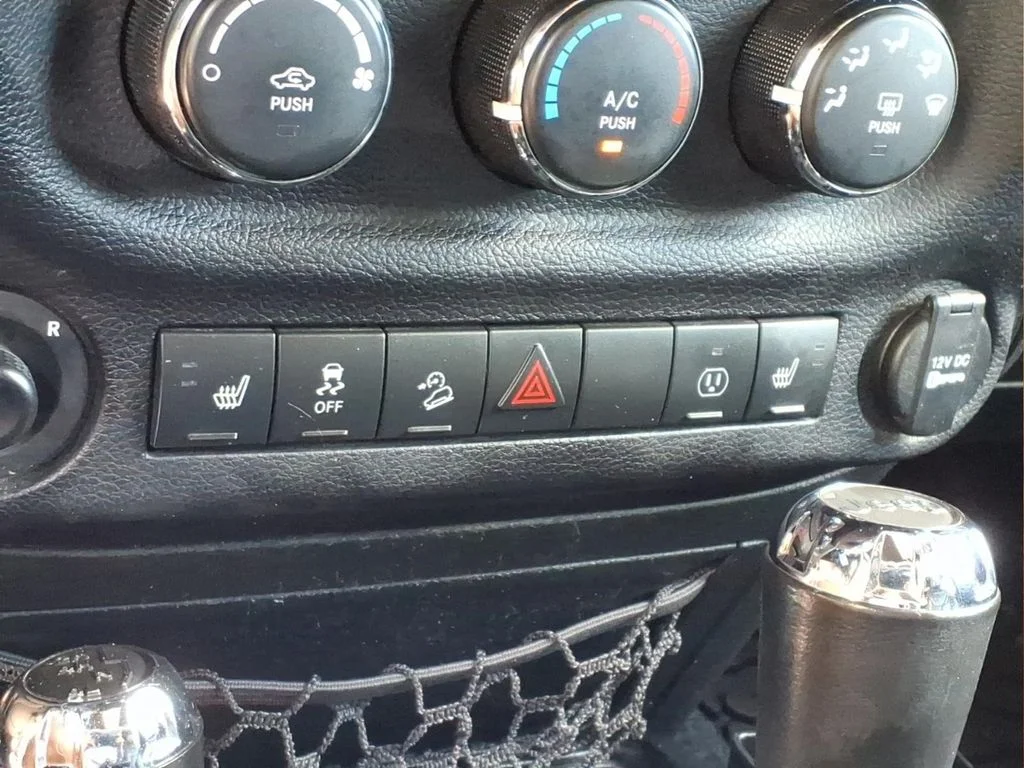Used 2017 Silver Jeep Unlimited Sahara image 9