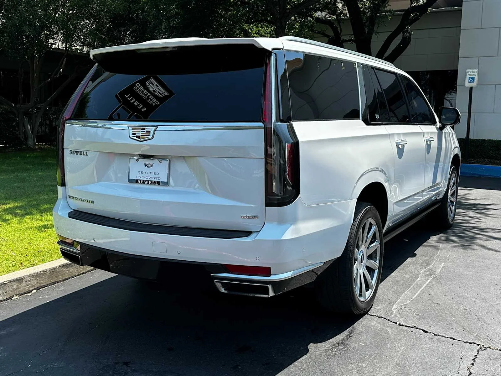 Used 2023 Crystal White Tricoat Cadillac Premium Luxury Platinum image 4