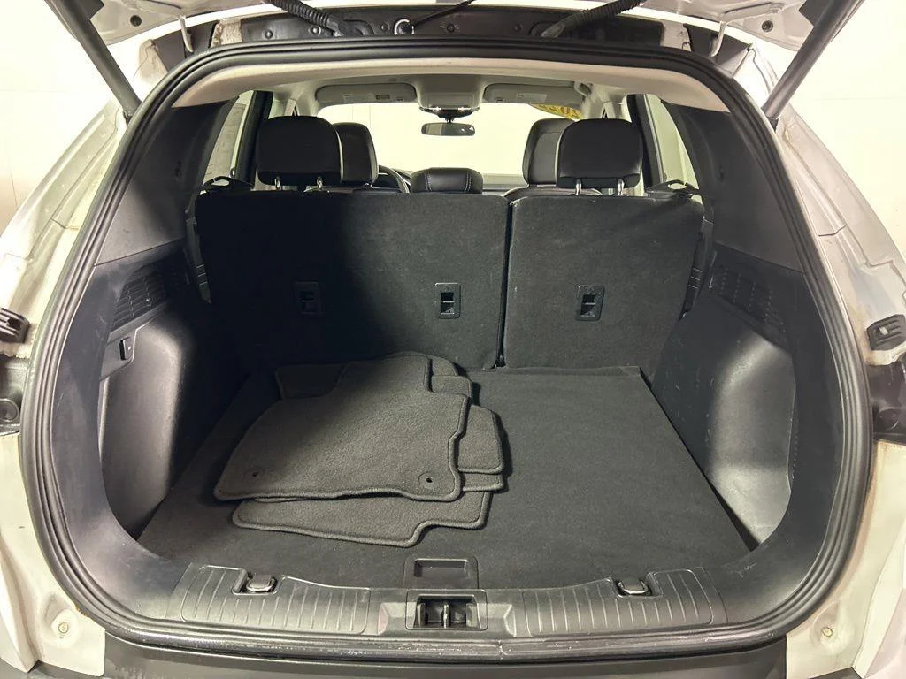 Used 2022 Oxford White Ford SEL image 8