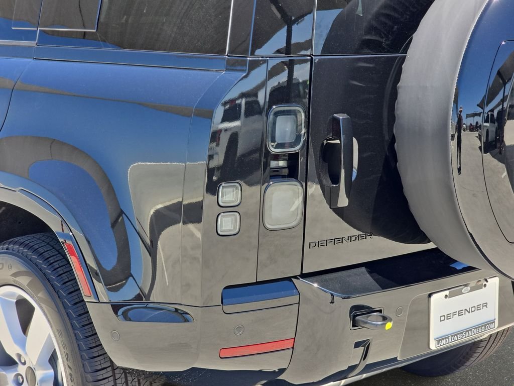 New 2026 Santorini Black Land Rover X-Dynamic SE image 36