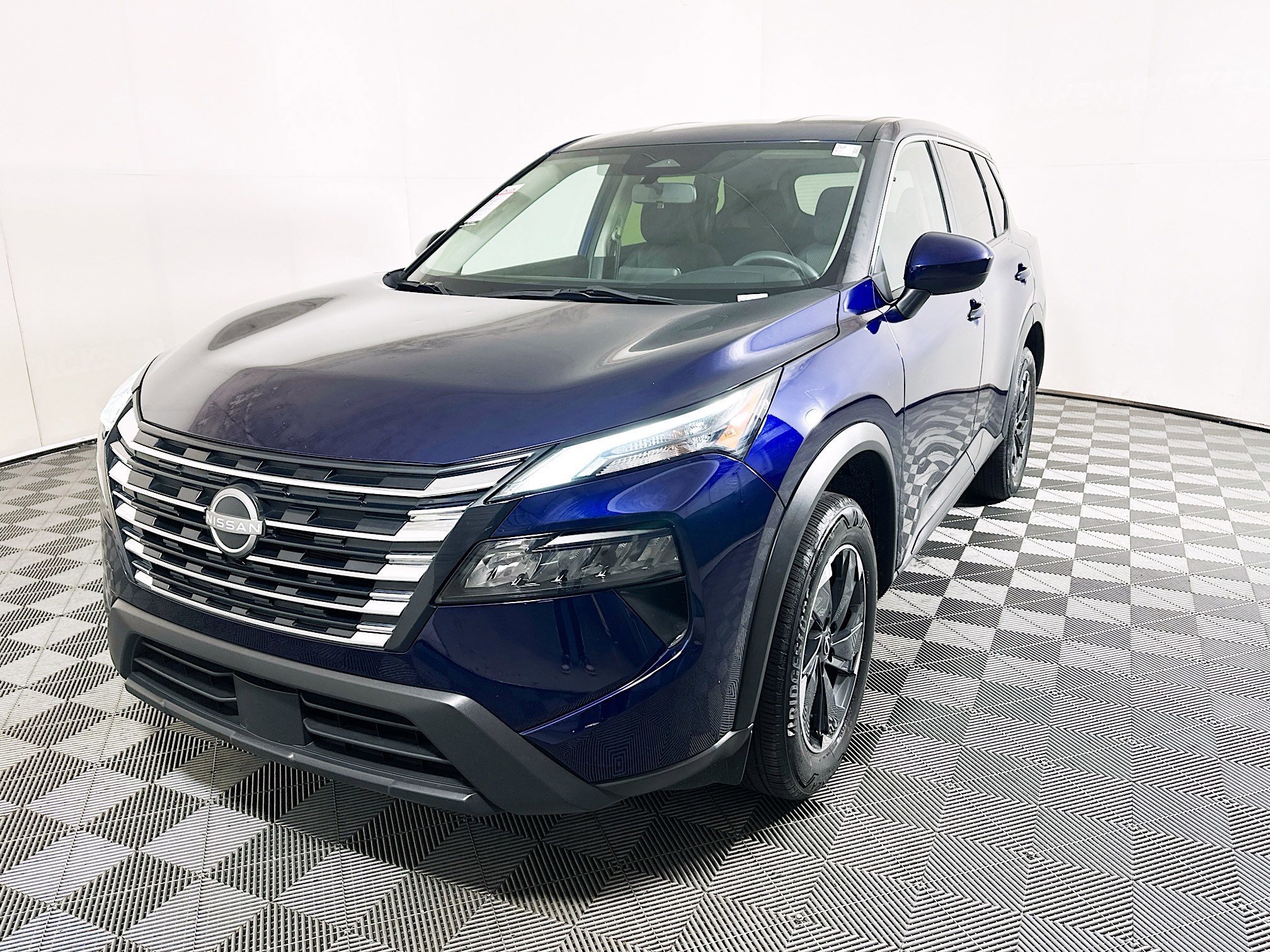 Used 2024 Deep Ocean Blue Pearl Nissan SV image 7