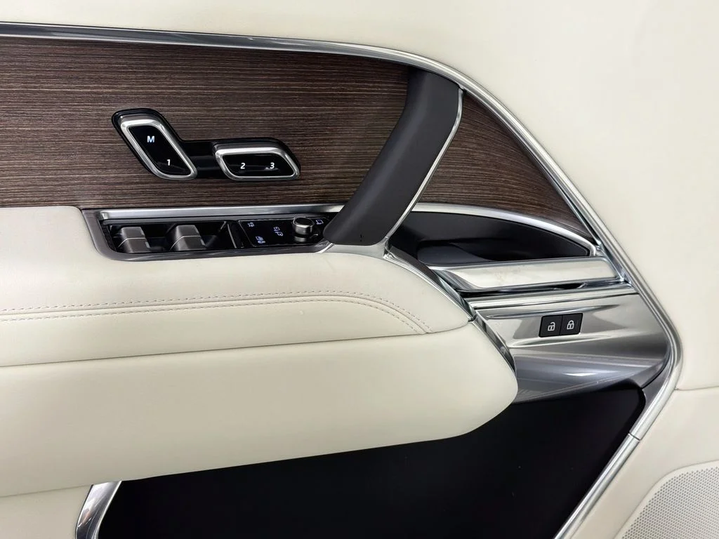 New 2026 Santorini Black Land Rover SE 7 Seats image 18