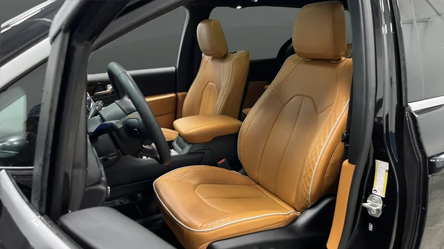 Used 2023 Brilliant Black Crystal Pearlcoat Chrysler Pinnacle image 9