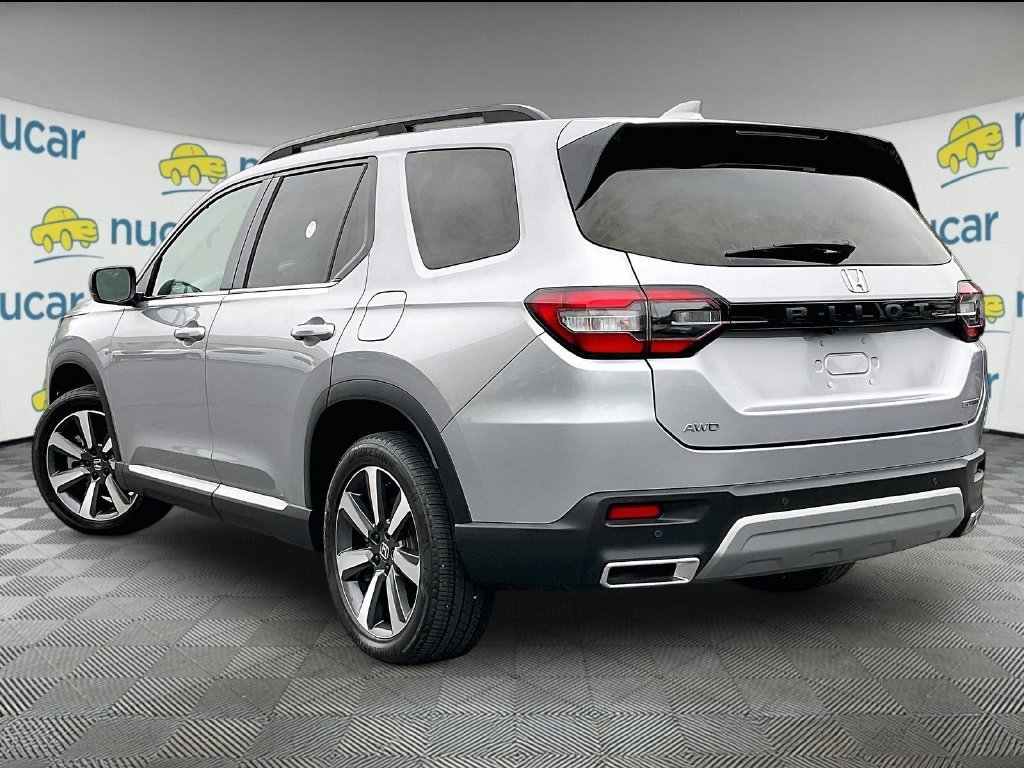 Used 2024 Lunar Silver Metallic Honda Touring image 4
