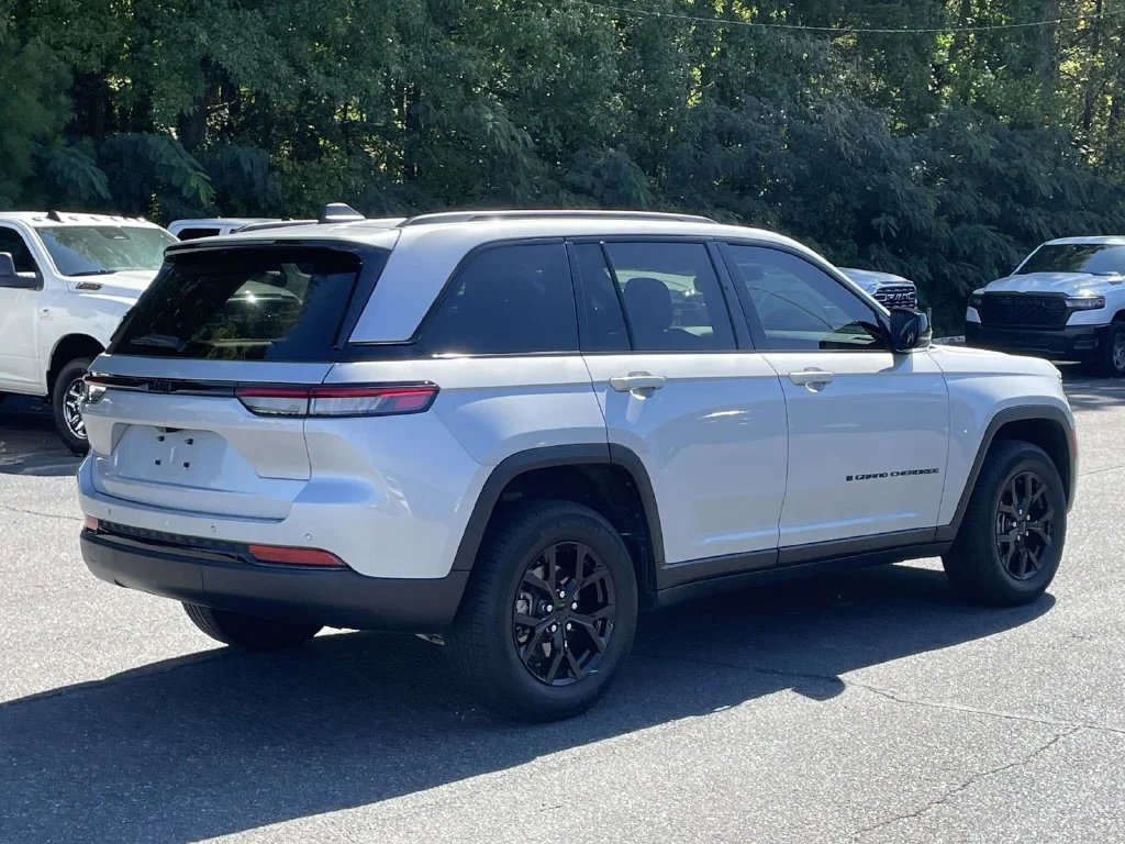Used 2024 Silver Jeep Altitude X image 9