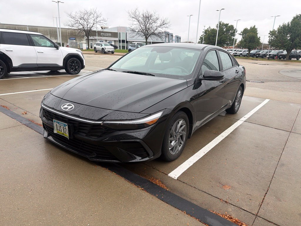 Used 2024 Black Hyundai SEL image 2