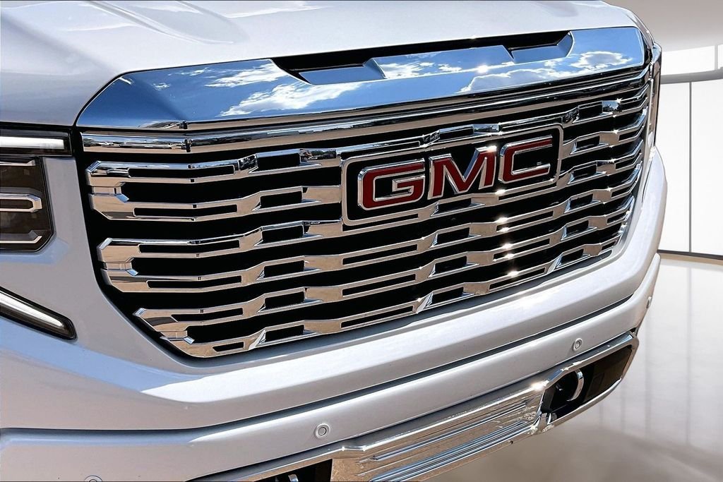 Used 2024 White GMC Denali image 31