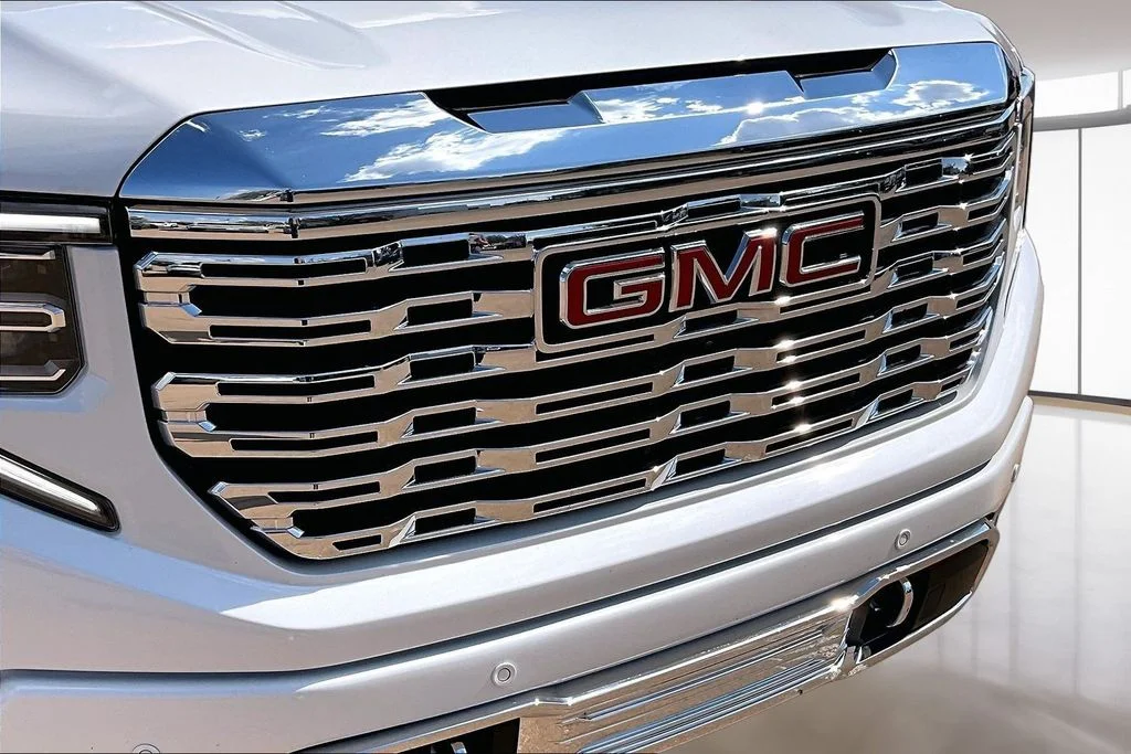 Used 2024 White GMC Denali image 31