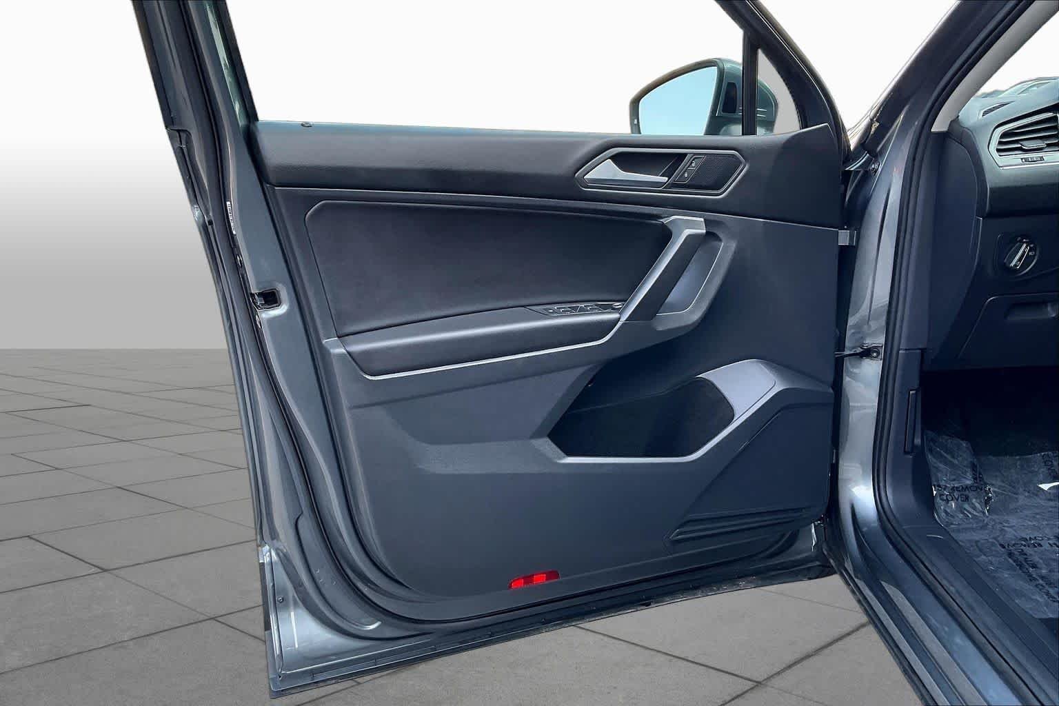 Used 2021 Platinum Gray Metallic Volkswagen SE image 21