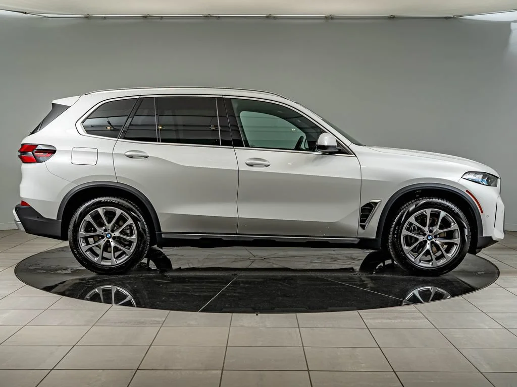 New 2026 Mineral White Metallic BMW xDrive40i image 4