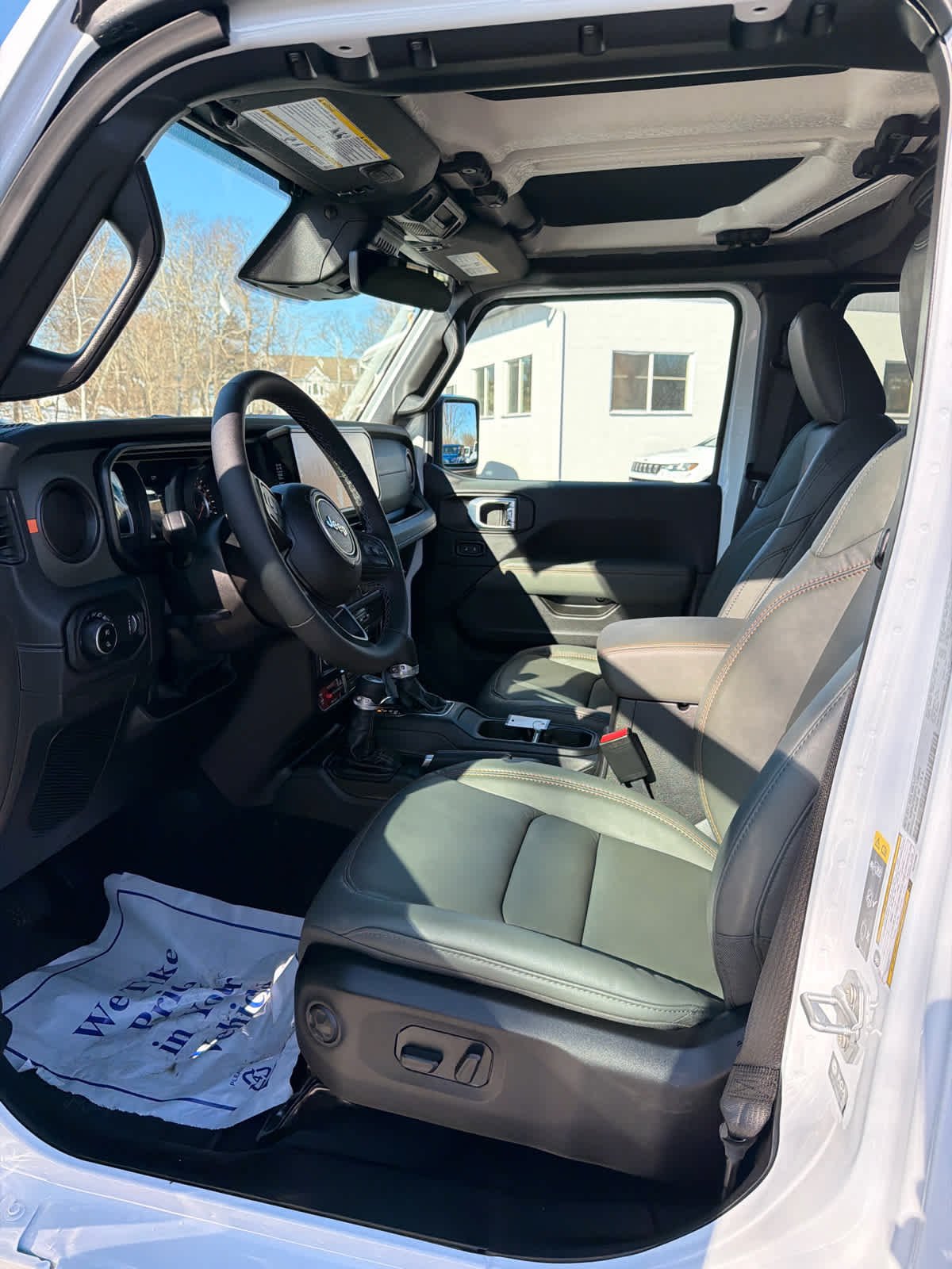 New 2026 Bright White Clear-Coat Exterior Paint Jeep Mojave X image 11