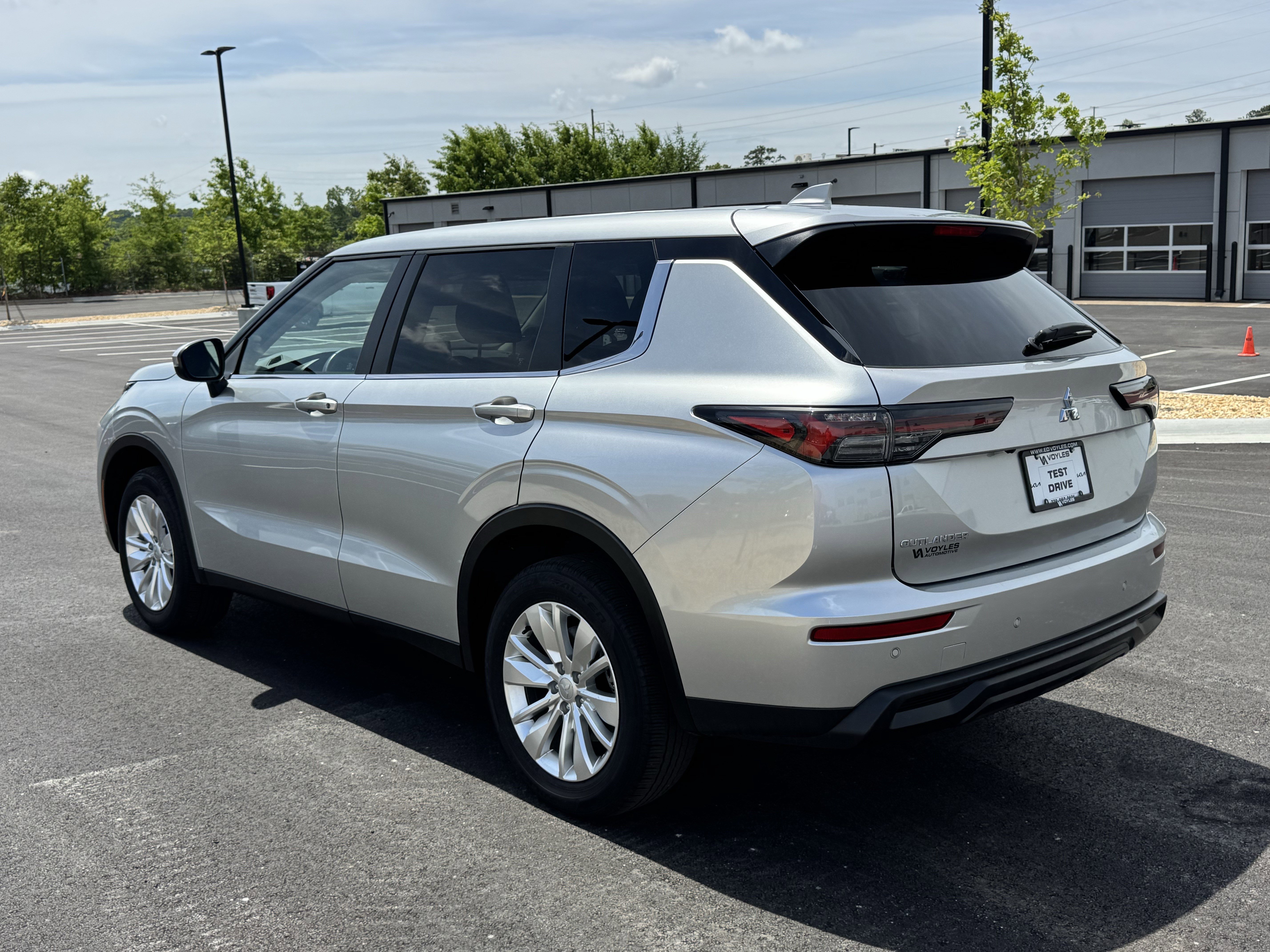 Used 2025  Mitsubishi ES image 5