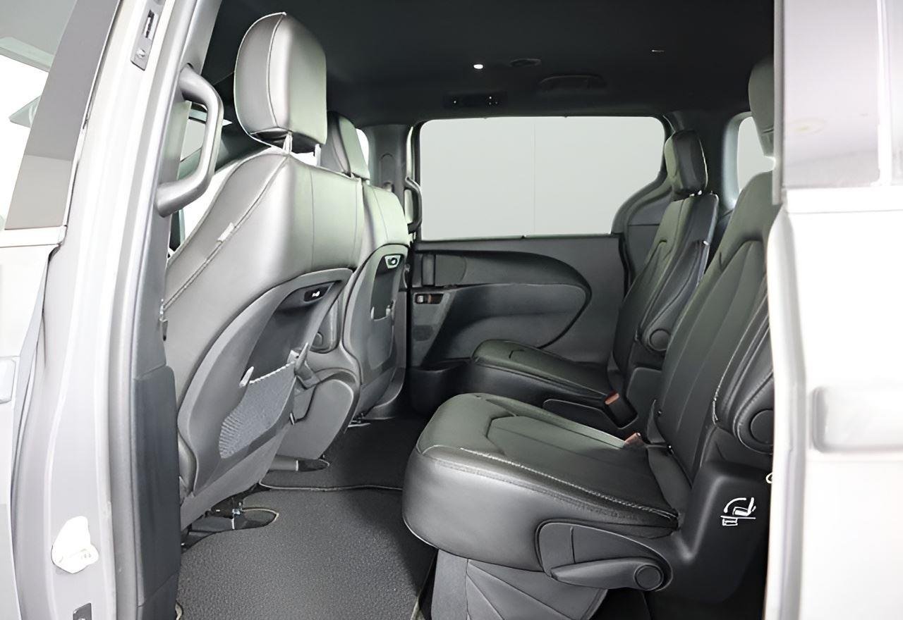 2025 Chrysler Pacifica Select - Photo 8