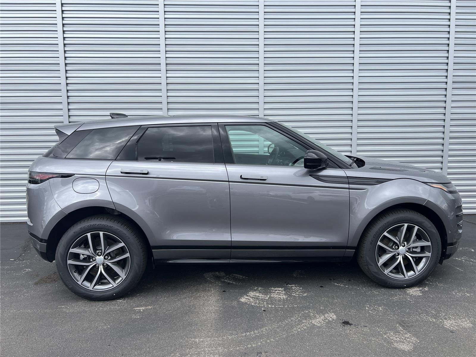 New 2026 Eiger Grey Land Rover Dynamic SE image 6