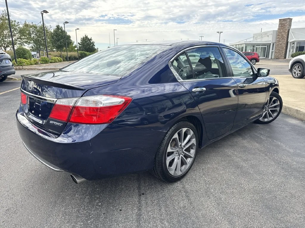Used 2015 Blue Honda Sport image 3