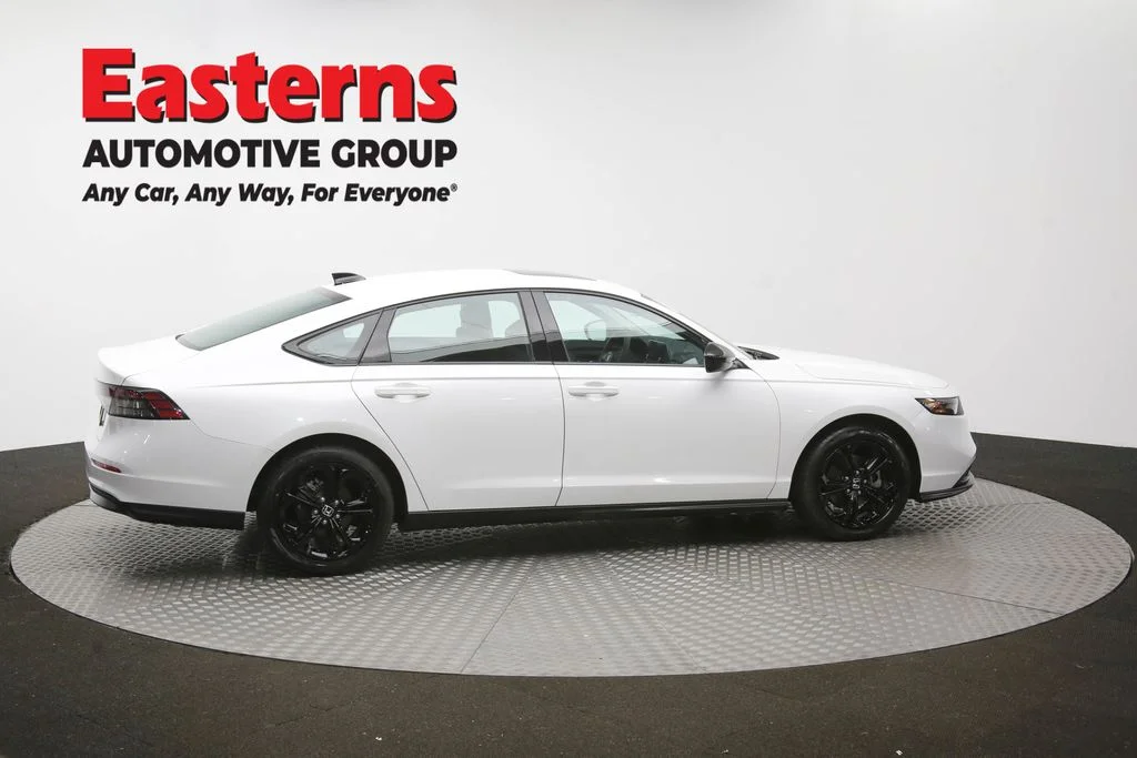 Used 2025 White Honda SE image 43