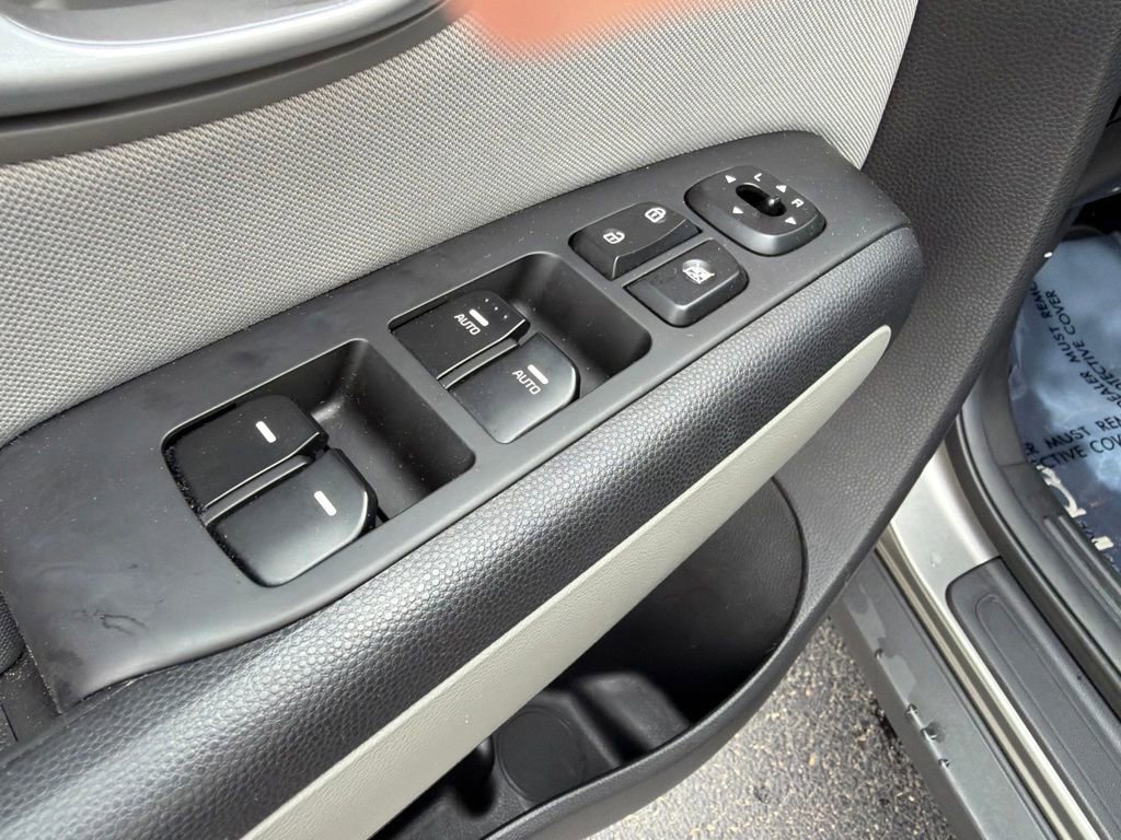 Used 2014 Gray Kia + image 11