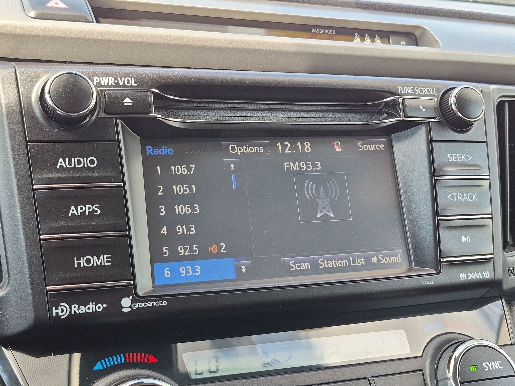 Used 2018 Super White Toyota XLE image 18