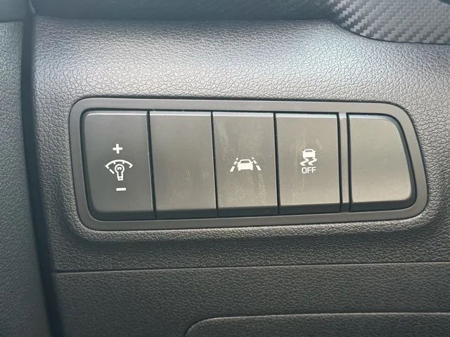 Used 2020 Black Hyundai SE image 32